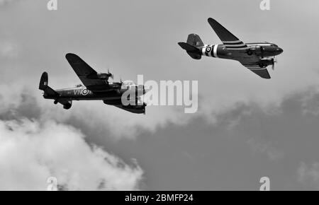 Die Schlacht um England Memorial Flight Avro Lancaster & Douglas C-47 Dakota Fliegen an der Royal International Air Tattoo 2018 RAF feiert 100 Stockfoto