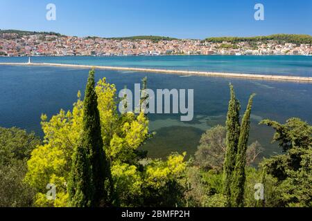 Blick über Bäume in Richtung De Bosset Brücke und Argostoli Stadtbild im Hintergrund, Kefalonia, Ionische Inseln, Griechenland Stockfoto