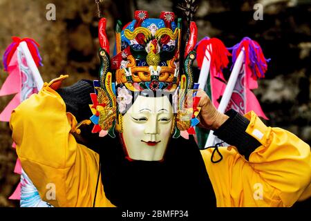 Di (Ground) Operntänzer, der seine Maske aufsetzt. Hauptsächlich von älteren Männern gemacht. Anshun Gebiet, Guizhou Provinz, China Stockfoto