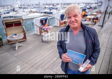 09. Mai 2020, Mecklenburg-Vorpommern, Kühlungsborn: Auf der Terrasse steht Restaurantchef Peter Weide in seinem wiedereröffneten Restaurant Vielmeer. Die Restaurants in Mecklenburg-Vorpommern können aufgrund der Corona-Schutzmaßnahmen wieder unter strengen Hygienebedingungen und weniger Sitzplätzen bedient werden. Mehrere Wochen waren Restaurants in ganz Deutschland wegen des Corona-Virus geschlossen. Foto: Jens Büttner/dpa-Zentralbild/dpa Stockfoto