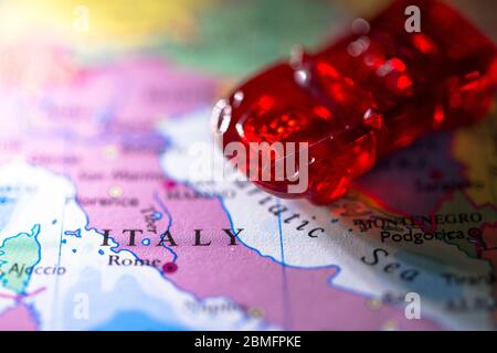 Geringe Schärfentiefe Fokus auf geographische Karte Lage des Landes Italien in Europa Kontinent auf Atlas Stockfoto