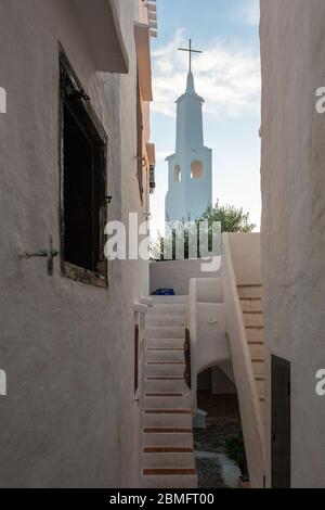 Blick auf die weiße Kirche im traditionellen Dorf Binibeca Vell, Menorca Stockfoto