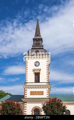 Schöne Kirche in Hjo eine schwedische Stadt an einem blauen Sommerhimmel Stockfoto
