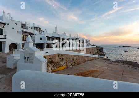 Sonnenuntergang Blick auf traditionelle weiße Gebäude im Dorf Binibeca Vell, Menorca Stockfoto