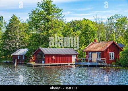 Idyllisches Ferienhaus mit Steg und Bootshaus am Göta Kanal in Schweden Stockfoto