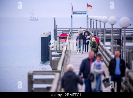 09. Mai 2020, Mecklenburg-Vorpommern, Kühlungsborn: Wanderer sind auf der Seebrücke an der Ostsee. Die Brücke wurde in den letzten Wochen wegen Koronaschutzmaßnahmen geschlossen. Das Tourismusland Mecklenburg-Vorpommern öffnet seine Restaurants wieder und beendet das mehrwöchige Einreiseverbot für ausländische Touristen vor Pfingsten. Foto: Jens Büttner/dpa-Zentralbild/dpa Stockfoto