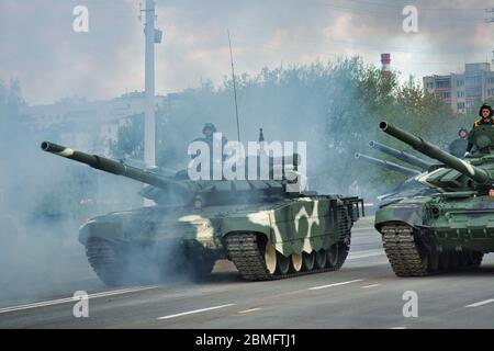 Minsk, Weißrussland 05.09.2020 /2020 Parade zum Siegestag in Minsk. panzer t-72 Stockfoto