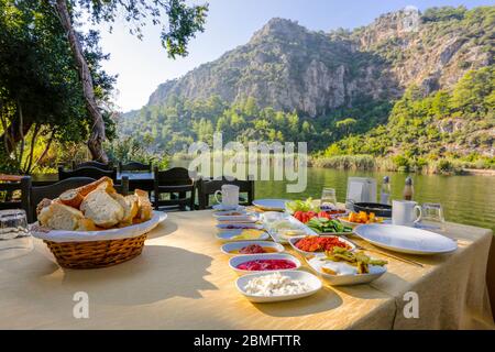 Türkisches Frühstück am Fluss in Dalyan, Türkei Stockfoto