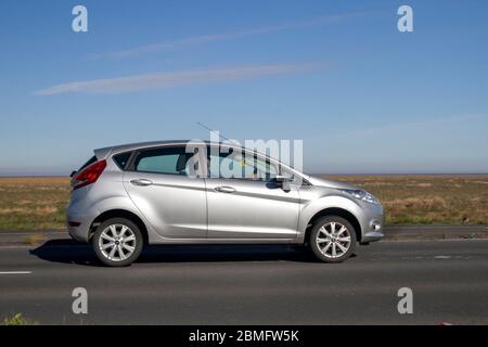 2011 Silber Ford Fiesta Zetec; Fahrzeugverkehr bewegende Fahrzeuge, treibende Fahrzeug auf britischen Straßen, Motoren, Autofahren auf Küstenstraße in Southport, Merseyside, Großbritannien Stockfoto