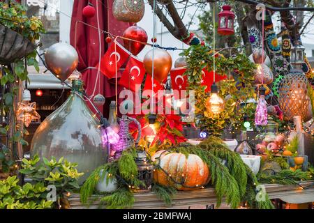 Wunderschöne türkische authentische Outdoor-Umgebung für Veranstaltungen wie Hochzeit, Taufe, Corporate Catering im Garten. Brunch oder Essen Restaurant Dekoration w Stockfoto