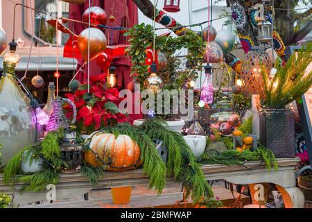 Wunderschöne türkische authentische Outdoor-Umgebung für Veranstaltungen wie Hochzeit, Taufe, Corporate Catering im Garten. Brunch oder Essen Restaurant Dekoration w Stockfoto