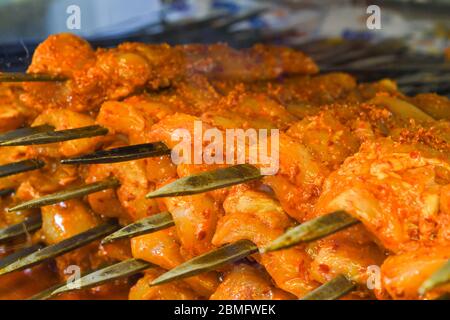 Gebratenes Fleisch beim Grill gekocht. Gegrilltes Kebab Kochen auf Metallspieß. BBQ frisches Rindfleisch Fleisch schneiden. Traditionelles östliches Gericht, Schisch-Kebab. Grill Stockfoto