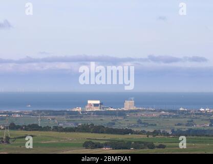 Blick auf Heysham Kernkraftwerke von Clough, Quernmore, Lancashire, Großbritannien Stockfoto