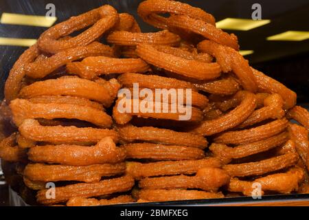Halka Tatlısı (Süßer Ring), goldfrittierte Cercles ähnlich Donuts mit Grieß und Zitronensirup. Gebratener süßer Teig, auch türkischer Churros genannt Stockfoto