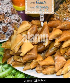 Türkisches Dessert mit Nüssen Walnüssen und Honig, Gebäck mit dem Namen Fistikli muska. Muska Dessert mit Pistachio, Fistikli Muska Tatlisi – Es ist einer von Stockfoto