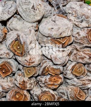 Getrocknete Früchte Datteln, Pflaumen, Aprikosen mit Walnussfüllung, zum Verkauf auf der Theke eines Geschäfts oder Geschäft auf der Straße. Trockene süße Früchte Dessert natürlich Bio Stockfoto