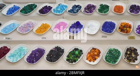 Gemmologie Ausstellung von Sammlersteinen in der Straße in Istanbul, Türkei, Grand Bazaar Stockfoto