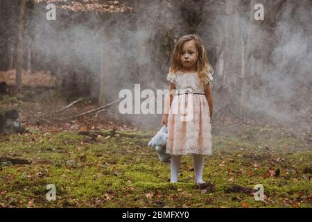 Mädchen im Wald mit Teddy Stockfoto