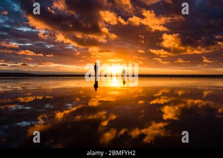 Silhouetten von Menschen am Westward Ho Beach, Devon Stockfoto