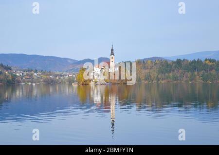 Die berühmte Insel mit Kirche am Bleder See liegt in der Mitte des Sees. Die Wallfahrtskirche Maria in der Mitte des Bleder Sees. Stockfoto