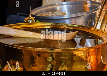 Flach. Gläser mit Honig, Pendelarm und Kamille auf gelbem Hintergrund, kopieren Raum Stockfoto