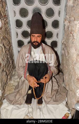 Wirbelnde tanzende sufi Derwisch Figur in Kleidungsstück Modell klein Stockfoto