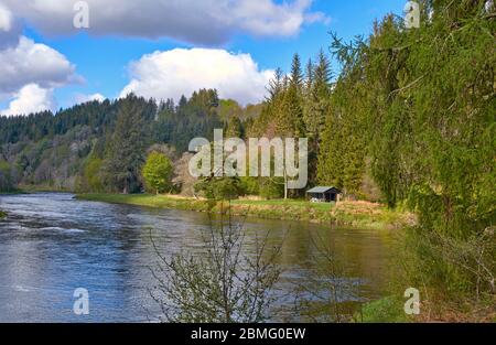 SPEYSIDE MORAY SCHOTTLAND QUELLE AUF DEM FLUSS SPEY BEI WESTER ELCHIES UND EINE FISCHERHÜTTE Stockfoto
