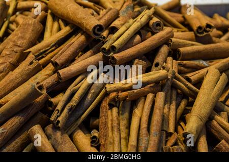 Ein Bündel Zimtstangen zum Verkauf auf der Theke Top auf dem Weihnachtsmarkt. Gesunde aromatische Gewürz in der Küche und Medizin, Aromatherapie verwendet Stockfoto