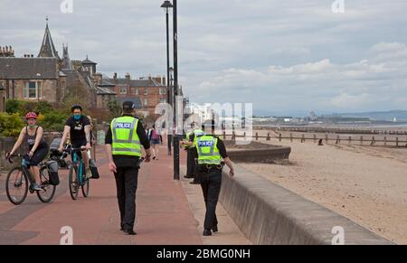 Portobello Beach Edinburgh, Schottland, Großbritannien, 9. Mai 2020. Früher Polizeiauftritt von vier Beamten, beide männlich und weiblich an der einigermaßen ruhigen Küste heute vielleicht in Erwartung des wärmeren Wetters bringt mehr Besucher, um ihre erlaubte Bewegung zu nehmen. Stockfoto