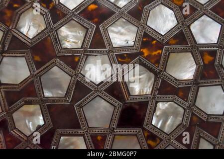 Türen mit Perlmutt-Intarsien in der Moschee. Arabisch floral nahtloses Muster - traditionelle islamische Hintergrund. Dekoratives Holzelement - türkische patte Stockfoto