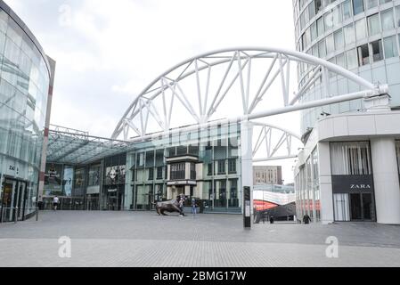 Stadtzentrum von Birmingham, 9. Mai 2020. Das Stadtzentrum von Birmingham ist immer noch leer von Einkäufern, da die Gemeinde den Rat der Regierung befolgt, zu Hause zu bleiben, es sei denn, es ist notwendig. Nur eine Handvoll Leute gingen raus, einschließlich eines Paares, das ein Foto neben dem Bullring's Bull hatte Die Zeichen in einem Wettbüro von Labrookes wiederholten den Anruf, um zu Hause zu bleiben. Quelle: Stop Press Media/Alamy Live News Stockfoto