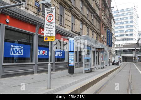 Stadtzentrum von Birmingham, 9. Mai 2020. Das Stadtzentrum von Birmingham ist immer noch leer von Einkäufern, da die Gemeinde den Rat der Regierung befolgt, zu Hause zu bleiben, es sei denn, es ist notwendig. Nur eine Handvoll Leute gingen raus, einschließlich eines Paares, das ein Foto neben dem Bullring's Bull hatte Die Zeichen in einem Wettbüro von Labrookes wiederholten den Anruf, um zu Hause zu bleiben. Quelle: Stop Press Media/Alamy Live News Stockfoto