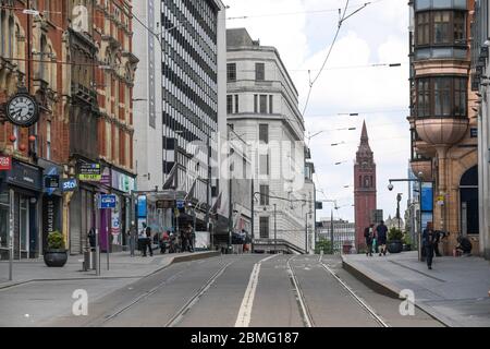 Stadtzentrum von Birmingham, 9. Mai 2020. Das Stadtzentrum von Birmingham ist immer noch leer von Einkäufern, da die Gemeinde den Rat der Regierung befolgt, zu Hause zu bleiben, es sei denn, es ist notwendig. Nur eine Handvoll Leute gingen raus, einschließlich eines Paares, das ein Foto neben dem Bullring's Bull hatte Die Zeichen in einem Wettbüro von Labrookes wiederholten den Anruf, um zu Hause zu bleiben. Quelle: Stop Press Media/Alamy Live News Stockfoto