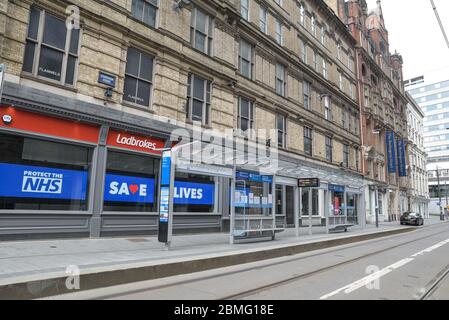 Stadtzentrum von Birmingham, 9. Mai 2020. Das Stadtzentrum von Birmingham ist immer noch leer von Einkäufern, da die Gemeinde den Rat der Regierung befolgt, zu Hause zu bleiben, es sei denn, es ist notwendig. Nur eine Handvoll Leute gingen raus, einschließlich eines Paares, das ein Foto neben dem Bullring's Bull hatte Die Zeichen in einem Wettbüro von Labrookes wiederholten den Anruf, um zu Hause zu bleiben. Quelle: Stop Press Media/Alamy Live News Stockfoto