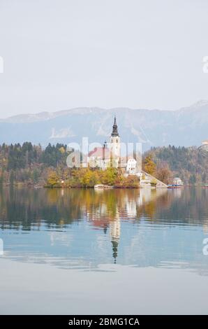 Die berühmte Insel mit Kirche am Bleder See liegt in der Mitte des Sees. Die Wallfahrtskirche Maria in der Mitte des Bleder Sees. Stockfoto