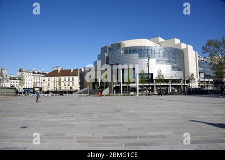 Paris: Gebäude und Opernhaus am Place de la Bastille, im 11. Arrondissement von Paris, während der Quarantäne leer wegen des coron Stockfoto