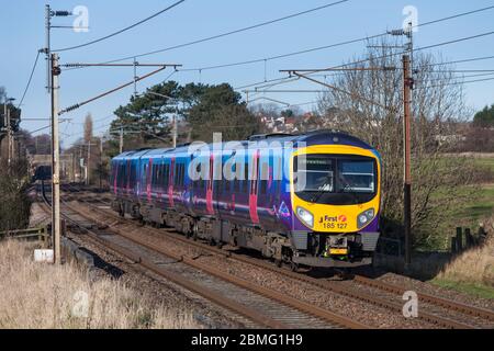 Erster Kelios TransPennine Express Siemens Desiro Dieselzug der Baureihe 185 185127 auf der elektrifizierten Westküstenlinie in Lancashire Stockfoto