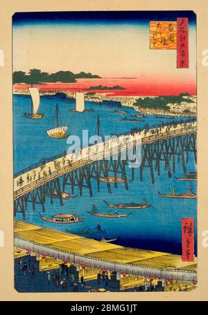 [ 1850er Japan - Ryogokubashi Brücke ] - Boote in der Nähe der Ryogokubashi Brücke über den Sumidagawa Fluss in Edo (aktuelle Tokyo), 1856 (Ansei 3). Dieser Holzschnitt ist Bild 59 in hundert berühmten Ansichten von Edo (名所江戸百景, Meisho Edo Hyakkei), einer Serie von Ukiyoe Künstler Utagawa Hiroshige (歌川広重, 1797–1858) erstellt. Es ist eine von 30 Sommerszenen der Serie. Titel: Ryogoku Brücke und die große Flussbank (両国橋大川ばた, Ryogokubashi Okawabata) 19. Jahrhundert Vintage Ukiyoe Holzschnitt. Stockfoto