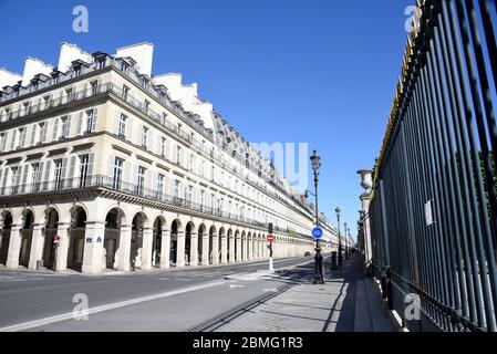 Paris: Gebäude im Haussmann-Stil in der Rue de Rivoli, im 1. Arrondissement von Paris, während der Quarantäne leer wegen des Coronavirus o Stockfoto