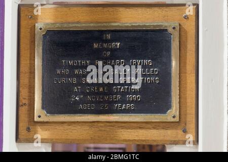 Gedenktafel zum Gedenken an den Eisenbahnarbeiter Timothy Richard Irving am Bahnhof Crewe, der bei einem Rangierunfall ums Leben kam Stockfoto