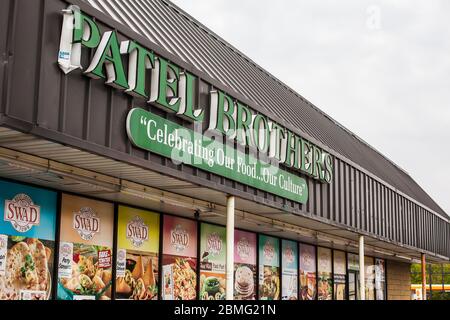 NORWALK, CT, USA - 8. MAI 2020: Melden Sie sich an der Wand an der Storefront von Patel Brothers Stockfoto