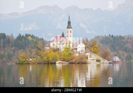 Die berühmte Insel mit Kirche am Bleder See liegt in der Mitte des Sees. Die Wallfahrtskirche Maria in der Mitte des Bleder Sees. Stockfoto