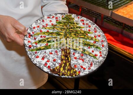 Koch hält Weihnachtsbaum Baklava Lokum Kuchen in Istanbul, Türkei Stockfoto