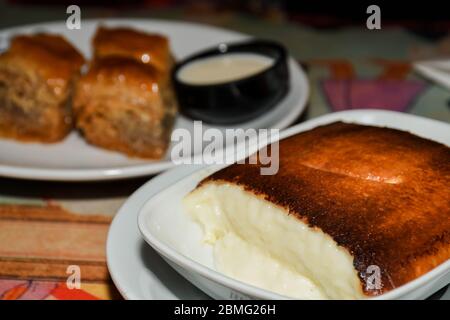 Istanbul, Türkei, 20.12.2019: Hafiz Mustafa Shop in Istanbul, traditionelle türkische Desserts wie Baklava, türkisches Delight, Sahne Brulee, Reis Puddings, Stockfoto