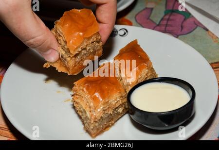 Istanbul, Türkei, 20.12.2019: Hafiz Mustafa Shop in Istanbul, traditionelle türkische Desserts wie Baklava, türkisches Delight, Sahne Brulee, Reis Puddings, Stockfoto