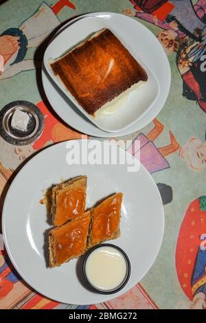 Istanbul, Türkei, 20.12.2019: Hafiz Mustafa Shop in Istanbul, traditionelle türkische Desserts wie Baklava, türkisches Delight, Sahne Brulee, Reis Puddings, Stockfoto