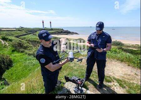 Aix Island (Westfrankreich), Ausbruch des Coronavirus und Quarantäne am 13. April 2020. Polizeibeamte (französische Gendarmen) benutzen Drohnen, um den Block durchzusetzen Stockfoto