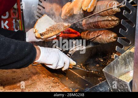 CAG Kebap, berühmtes Top-Restaurant in Istanbul. Das horizontal gestapelte Fleisch auf dem rotierenden Spieß Stockfoto