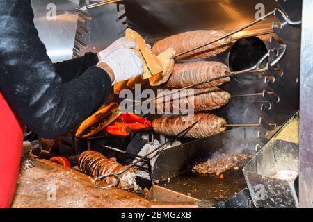 CAG Kebap, berühmtes Top-Restaurant in Istanbul. Das horizontal gestapelte Fleisch auf dem rotierenden Spieß Stockfoto