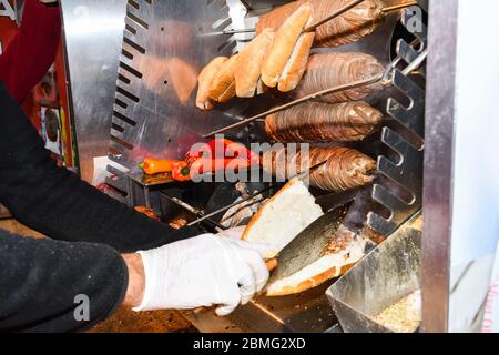 CAG Kebap, berühmtes Top-Restaurant in Istanbul. Das horizontal gestapelte Fleisch auf dem rotierenden Spieß Stockfoto